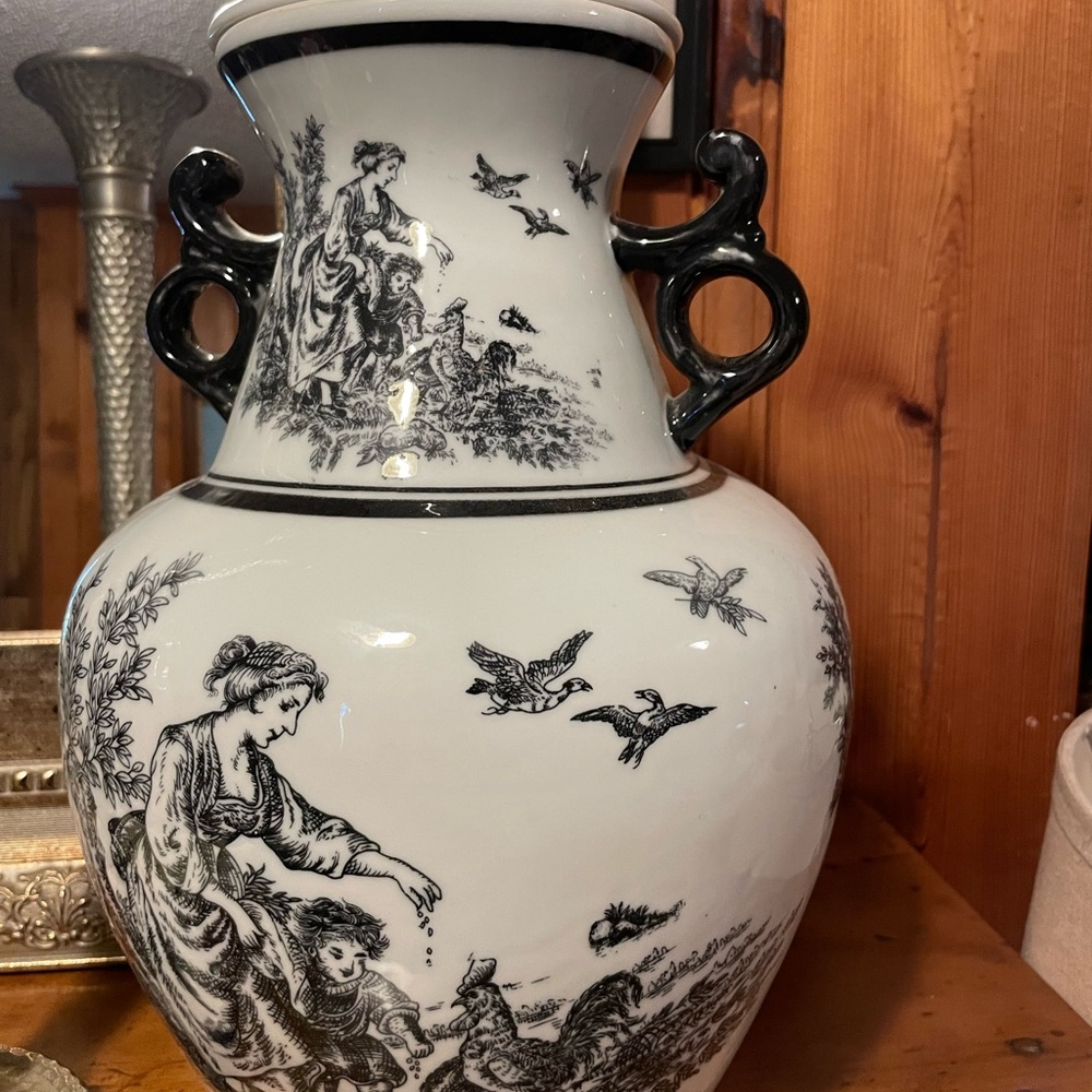Vase black and white